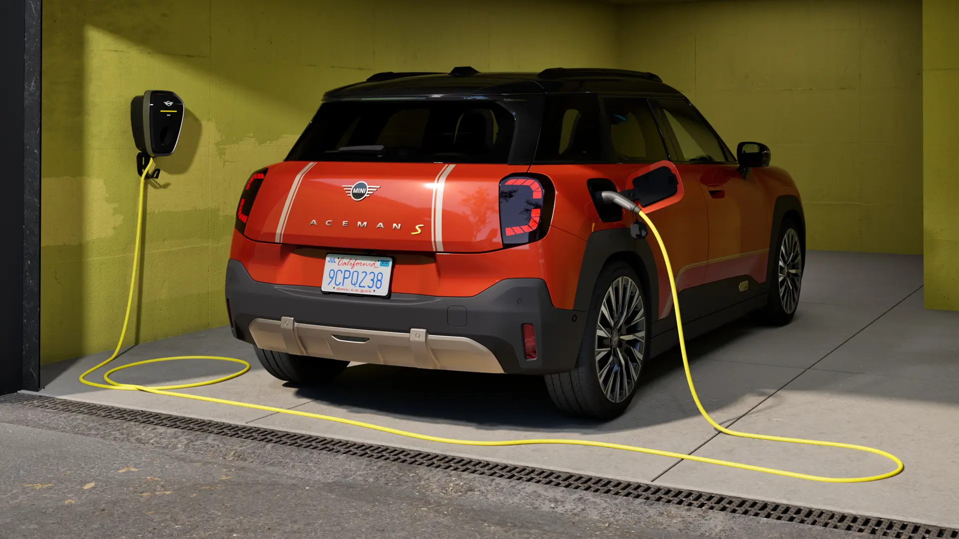 MINI Aceman integral electric cu MINI Wallbox Plus.