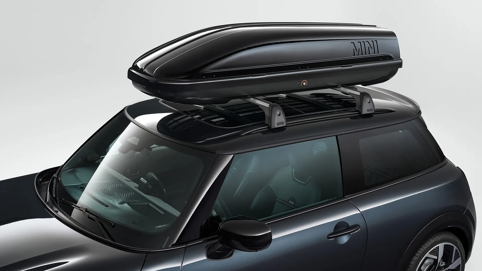 MINI Cooper cu 3 uşi.