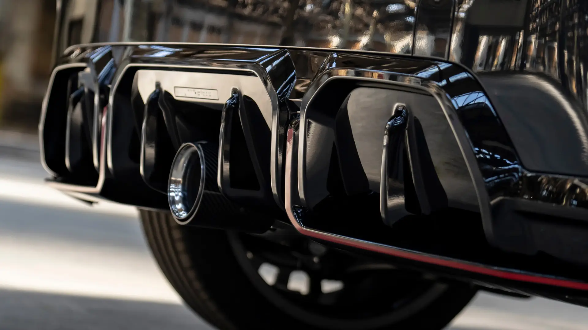 Difuzor spate MINI John Cooper Works negru lucios, cu dungă roşie.