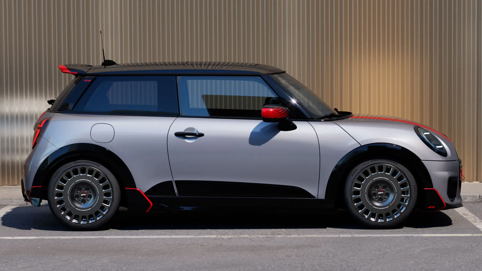 MINI Cooper cu 3 uşi în Argintiu Melting, cu eleron John Cooper Works pentru proprietăţi aerodinamice îmbunătăţite.