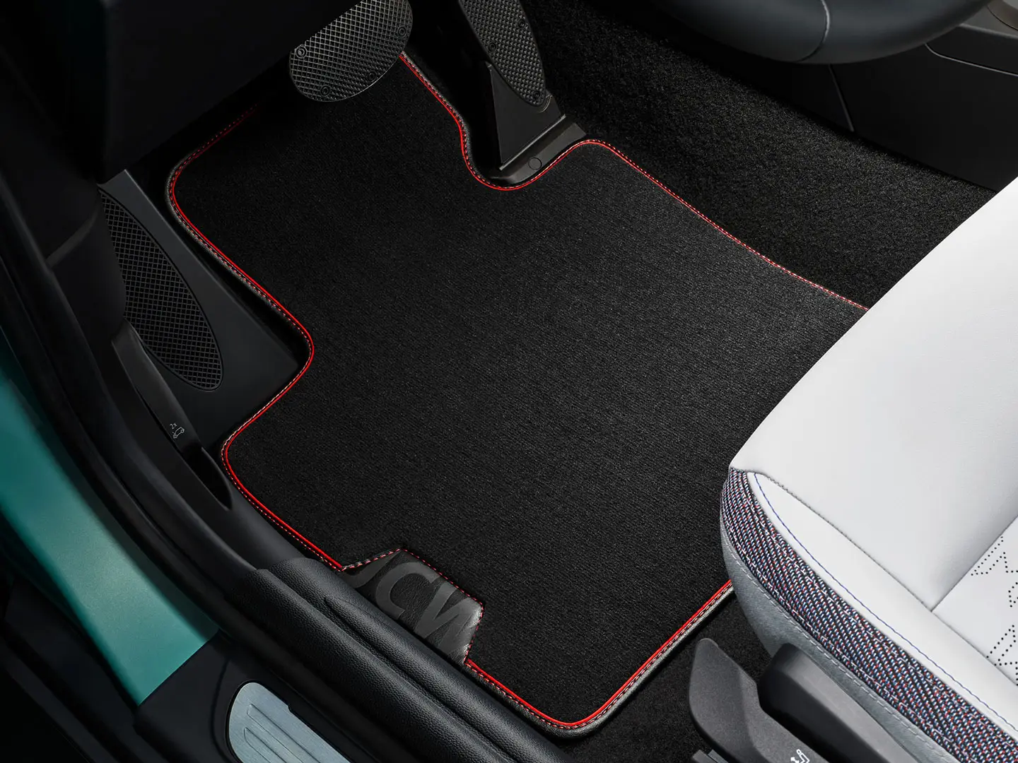 Covoraş din material textil MINI John Cooper Works în zona pentru picioare.