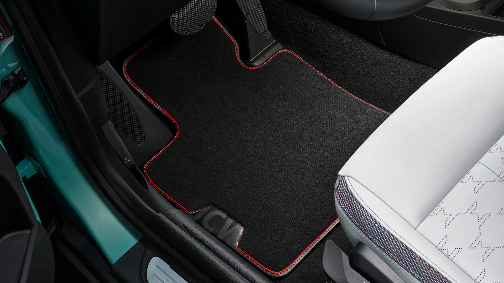 Covoraş din material textil MINI John Cooper Works în zona pentru picioare.