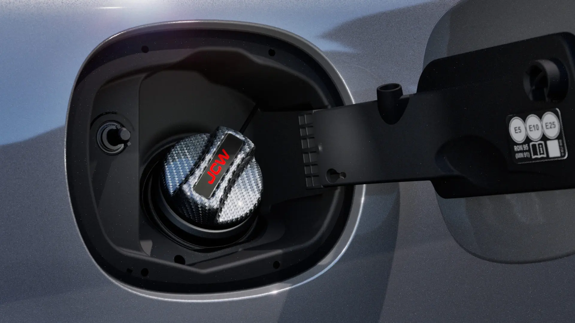 Capac rezervor de combustibil din fibră de carbon MINI John Cooper Works, cu inscripţie JCW.