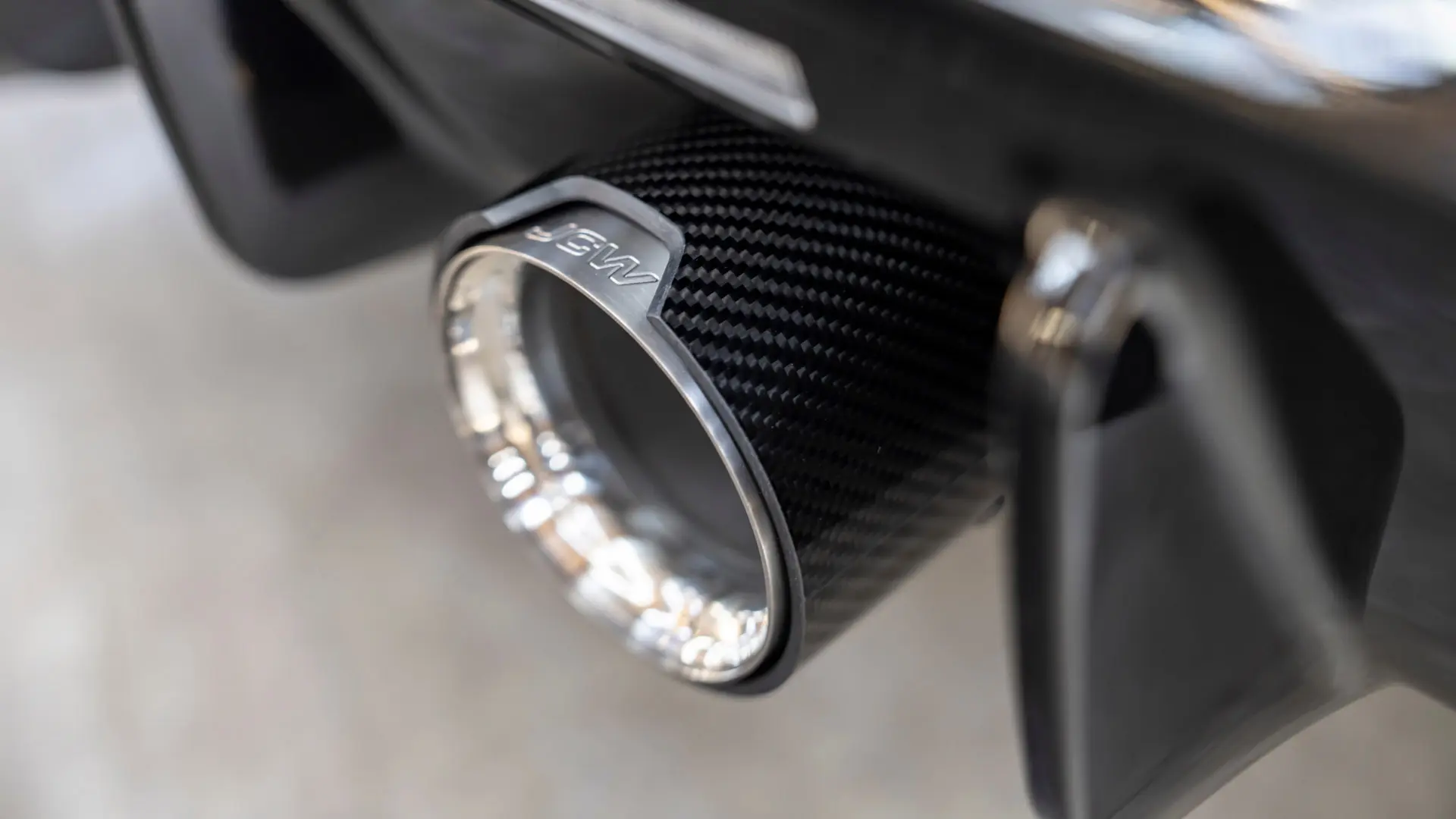 Dacă vrei ca automobilul tău să amintească de sporturile cu motor, montează ornamentul pentru ţeava de eşapament MINI John Cooper Works pe instalaţia de eşapament a acestuia. 