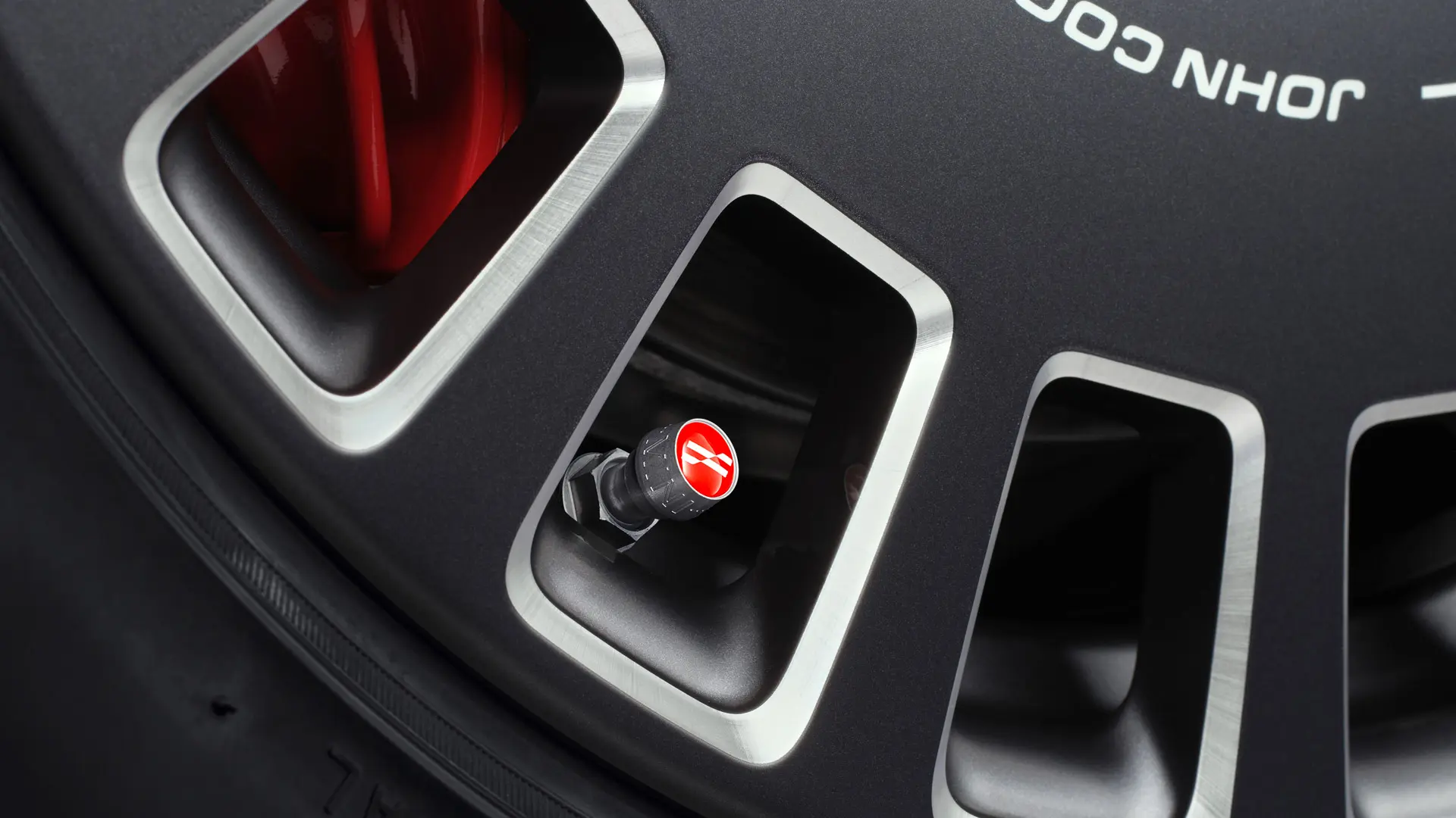 Capace ventil din aluminiu John Cooper Works, pentru un detaliu elegant de culoare roşie pe anvelopă. 