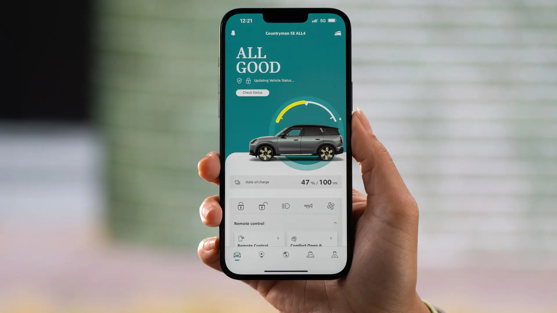 Servicii la distanță în aplicație MINI care afișează starea actuală a încărcării și autonomia estimată rămasă. 