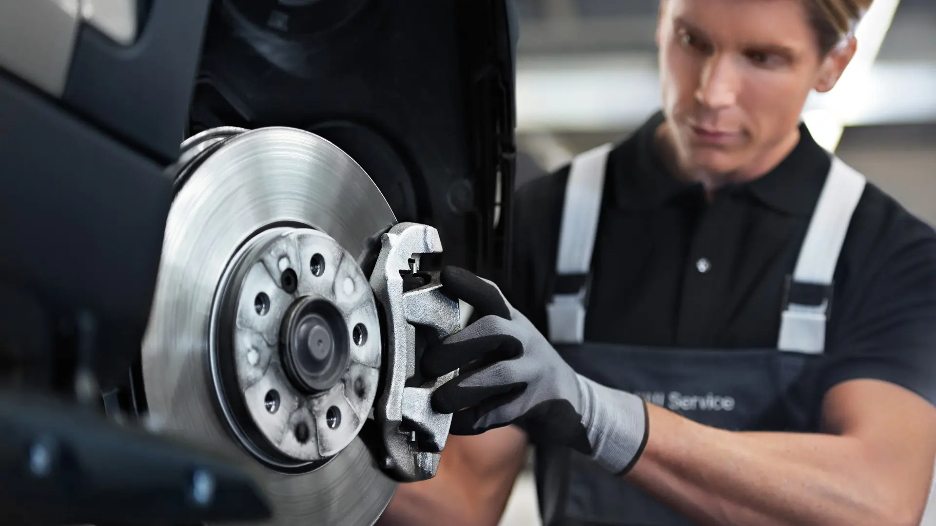 Angajat MINI care verifică frânele