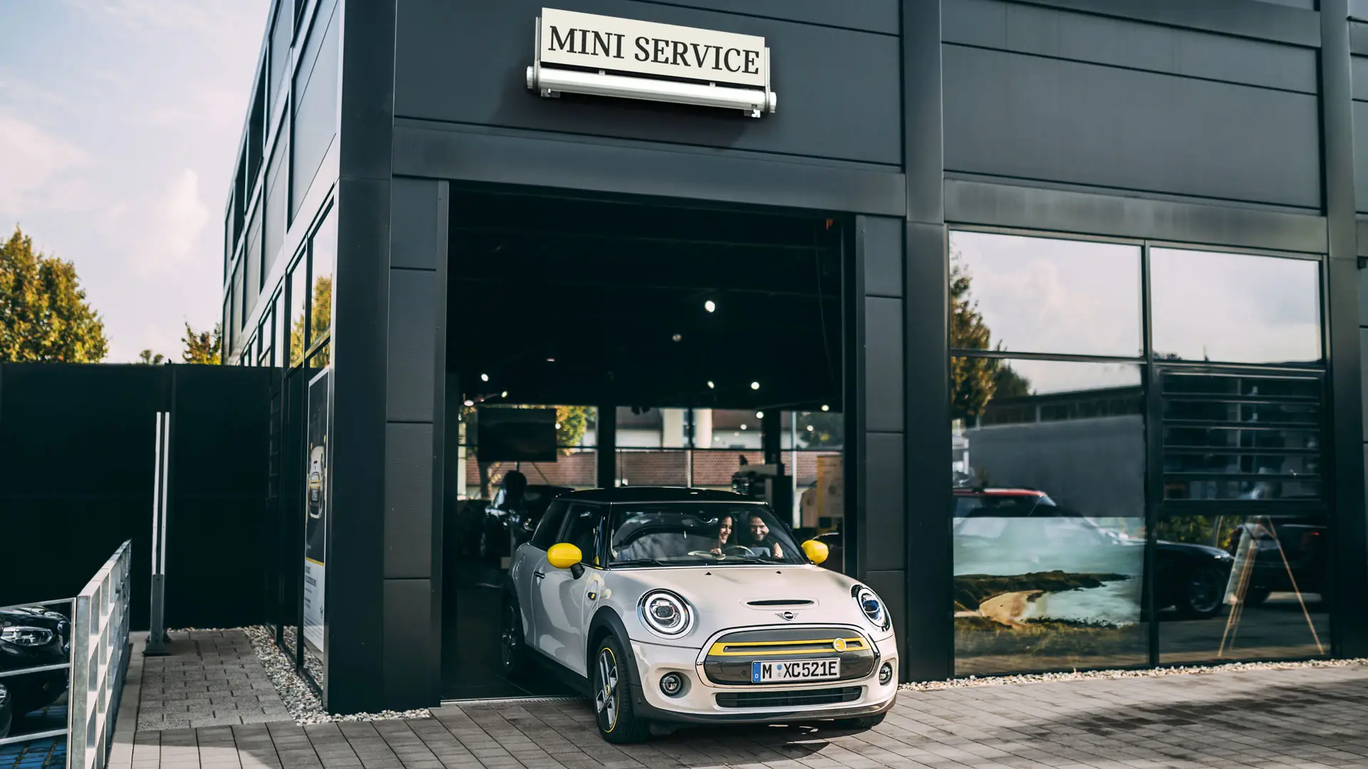 Un automobil MINI părăseşte Centrul de Service MINI.