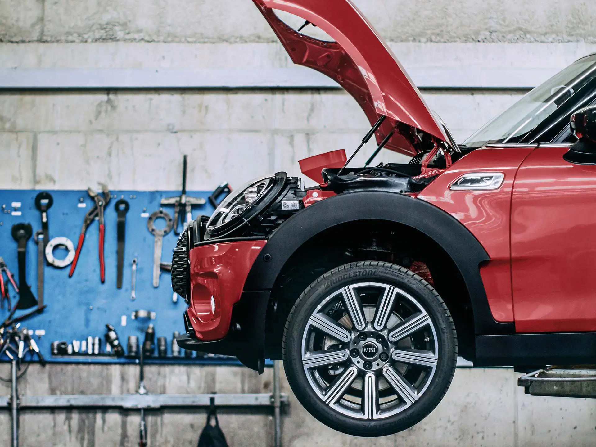 Automobil MINI pe elevator.