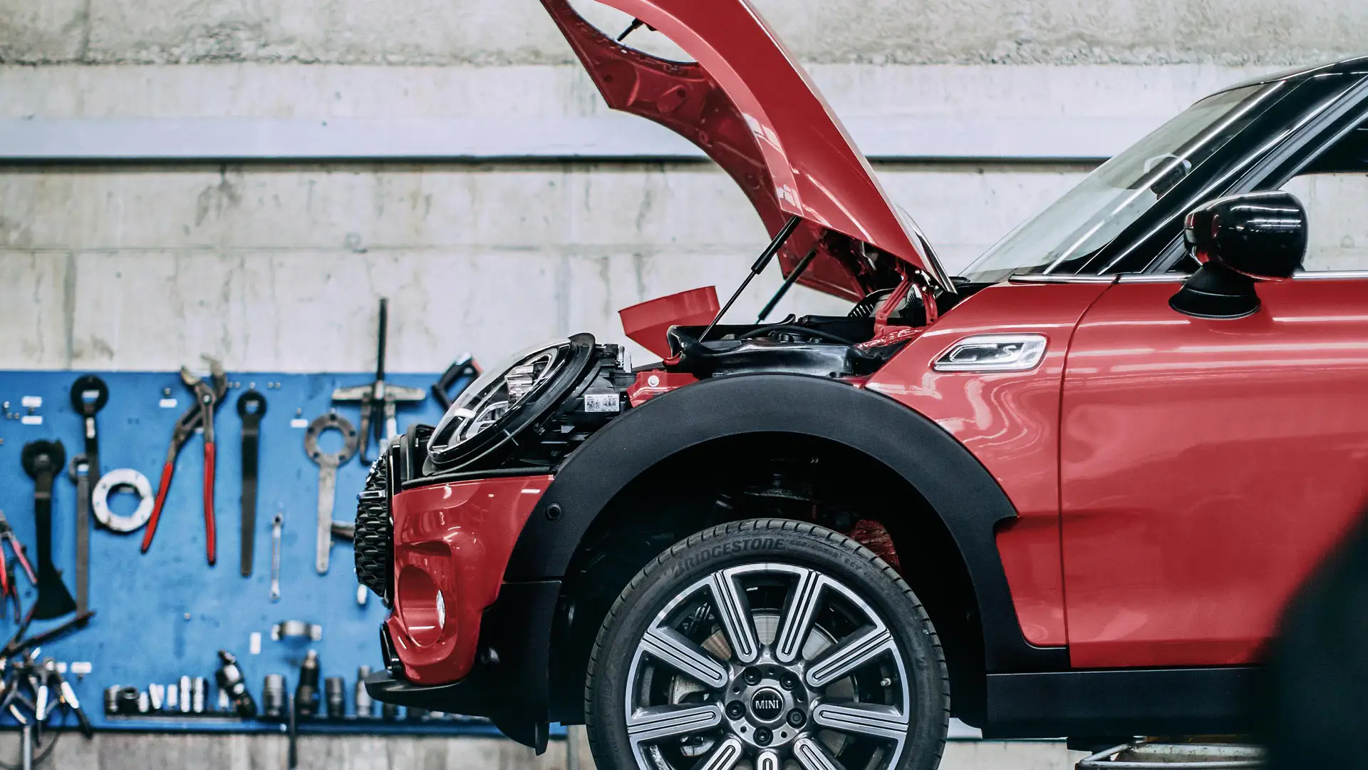 Automobil MINI pe elevator.