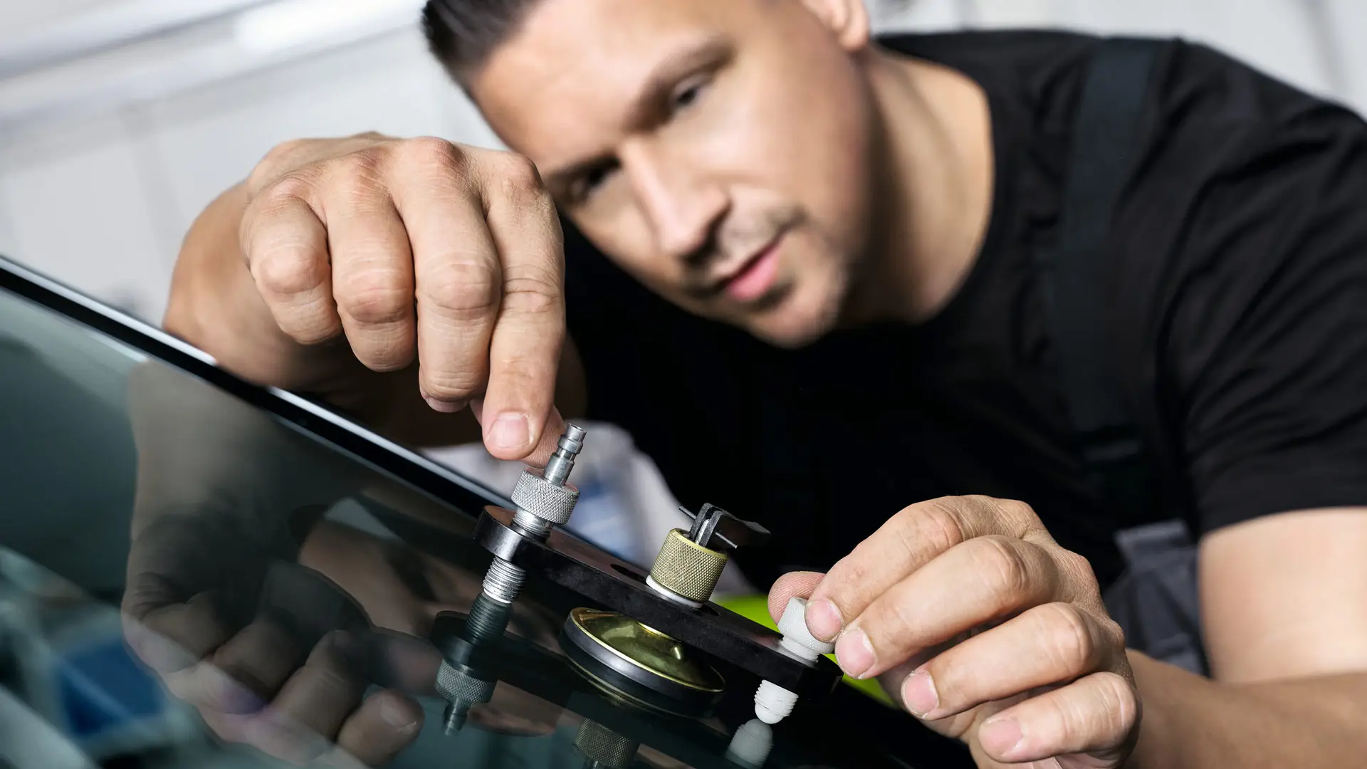 Un angajat MINI repară parbrizul.