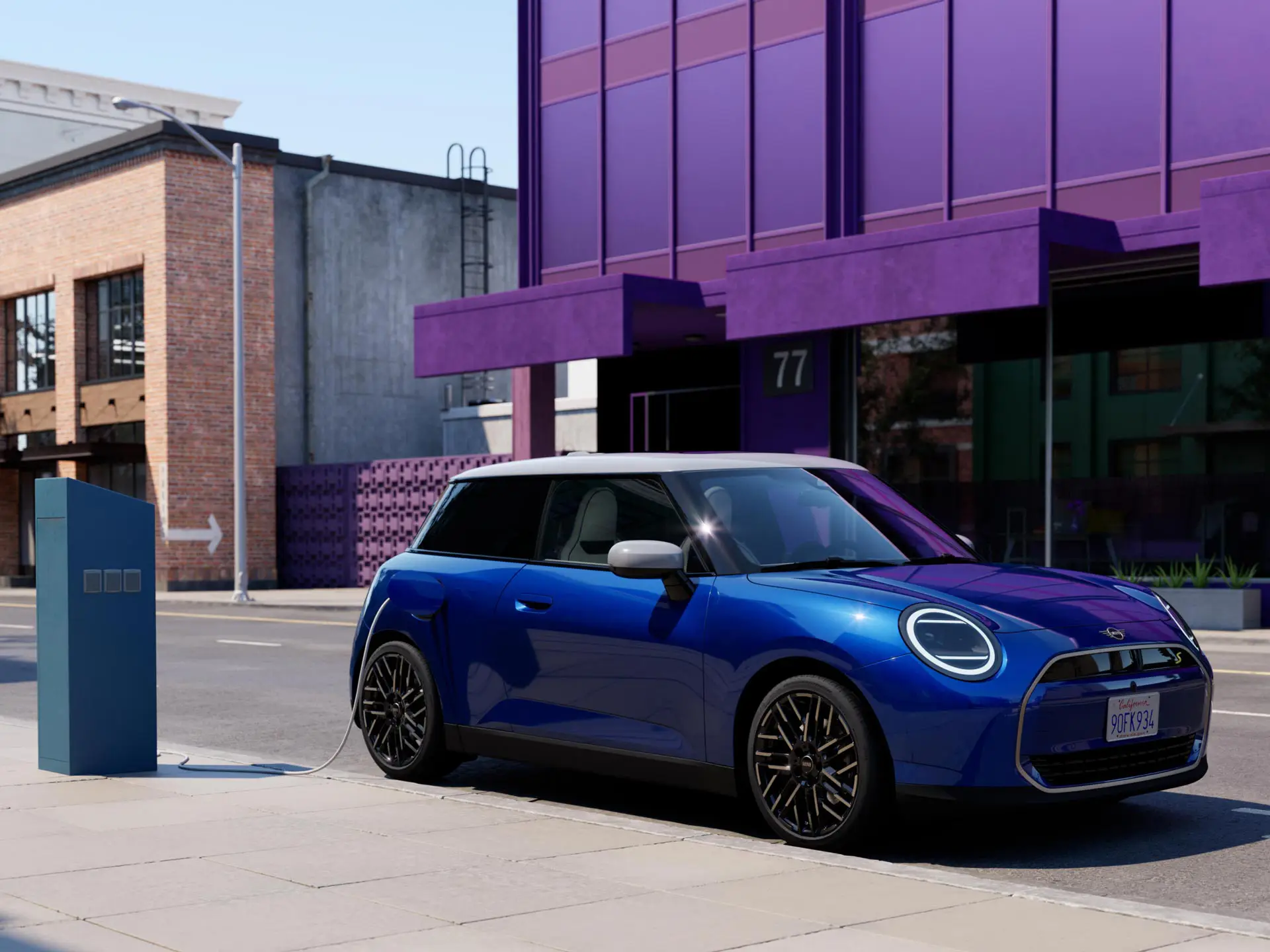 MINI Cooper la o staţie de încărcare.