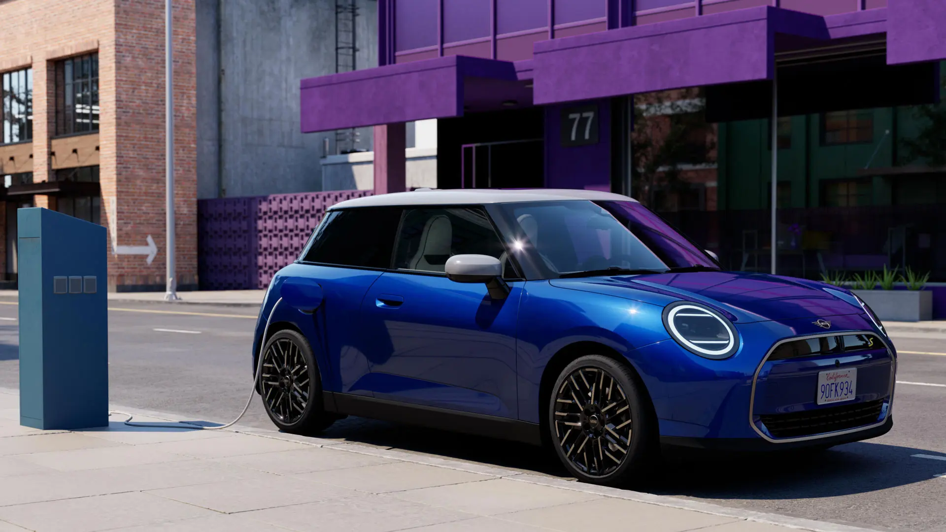 MINI Cooper la o staţie de încărcare.