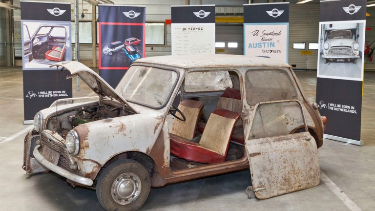 Imagine din lateral cu Mini Austin 7, înainte de restaurare