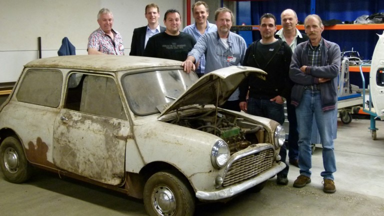 Echipa de restaurare a modelului Mini Austin 7