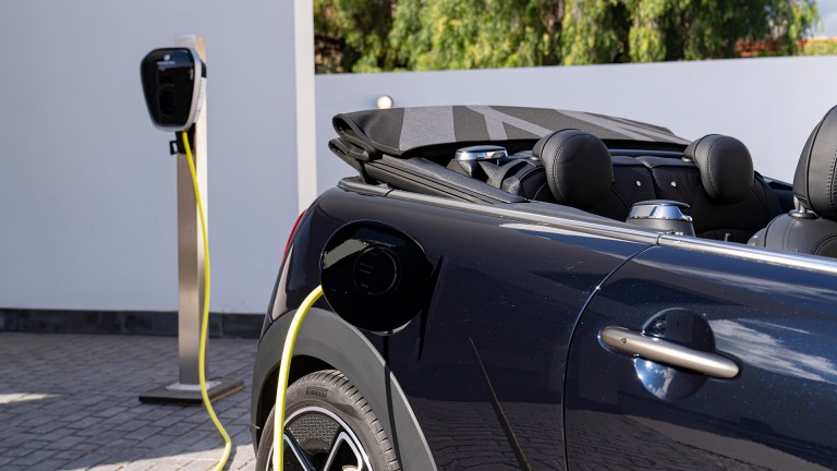 MINI Cabrio pur electric – port de încărcare