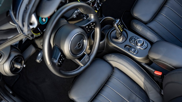 MINI Cabrio pur electric – Imagine din partea frontală