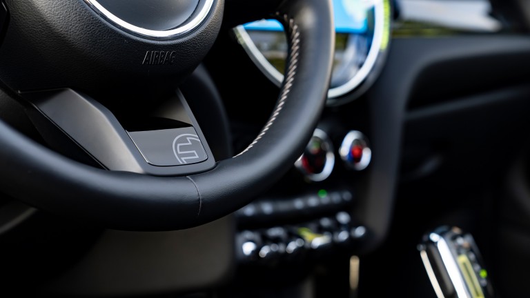 MINI Cabrio pur electric – volan cu emblemă electric