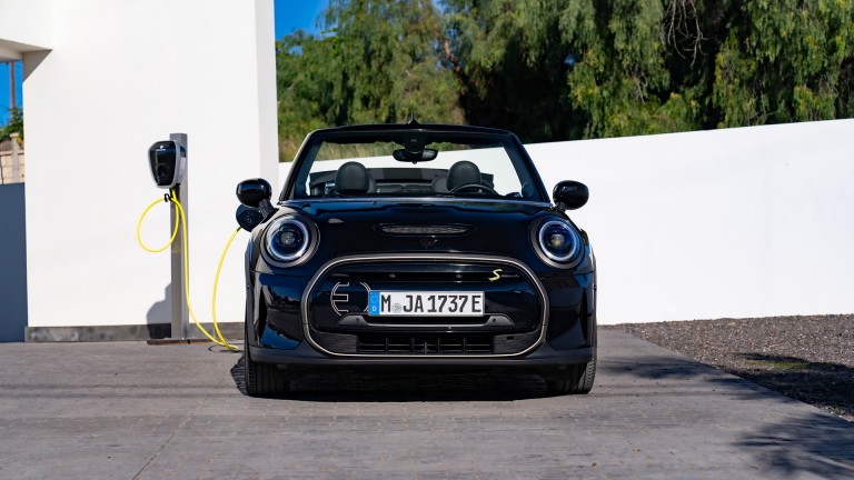 MINI Cabrio pur electric – Imagine din partea frontală