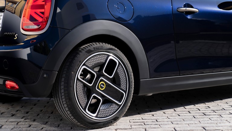 MINI Cabrio pur electric – electric spoke