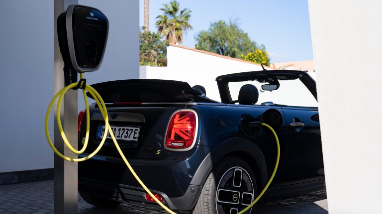 MINI Cabrio – Imagine din partea din spate cu wallbox