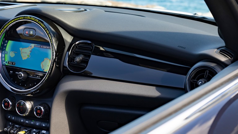 MINI Cabrio pur electric – suprafaţă interior