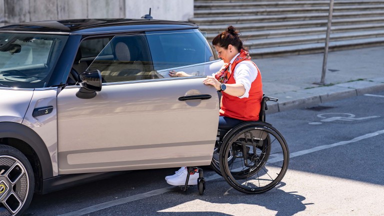 MINI emobilitate – manevrabilitate – conducători auto cu dizabilităţi