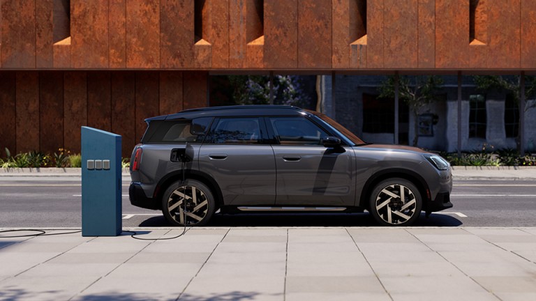 Electromobilitate MINI-Countryman side view