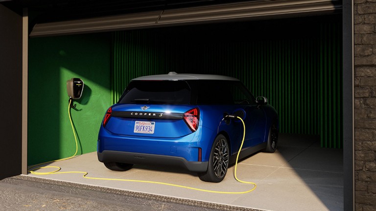 Electromobilitate MINI-all-electric mini cooper rear view