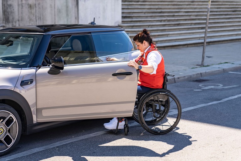 MINI emobilitate – manevrabilitate – conducători auto cu dizabilităţi