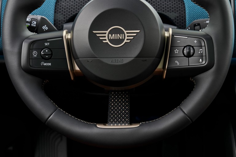 Electromobilitate MINI – autonomie - scaune şi volan încălzite