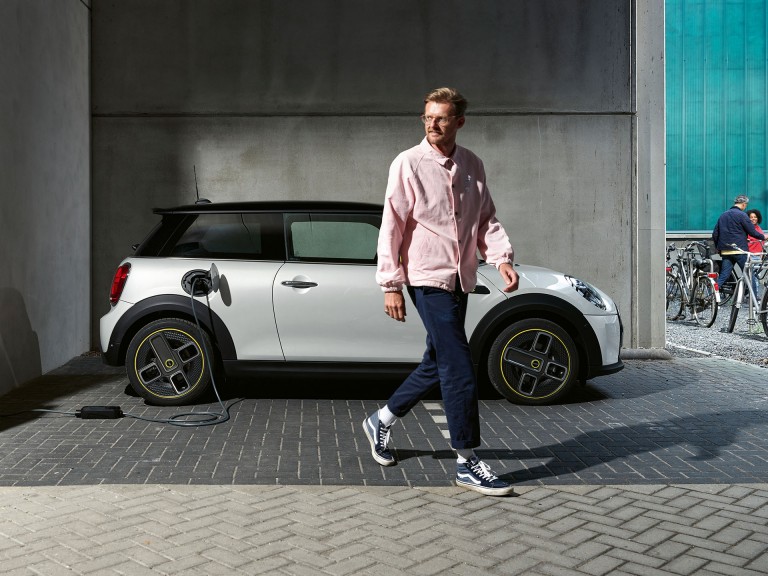 MINI Cooper SE cu 3 uşi – port de încărcare – încărcare CA şi CC