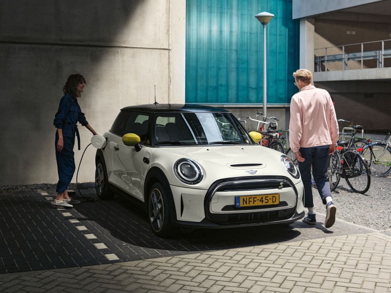 MINI Cooper SE cu 3 uşi – Imagine din partea frontală – argintiu şi negru
