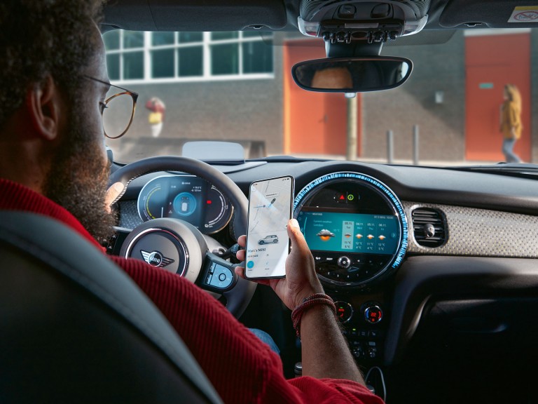 MINI Cooper SE cu 3 uşi – tehnologia din habitaclu – interior