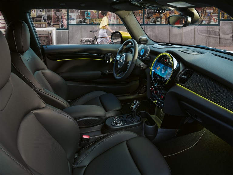 MINI Cooper SE cu 3 uşi – interior – lumină ambientală