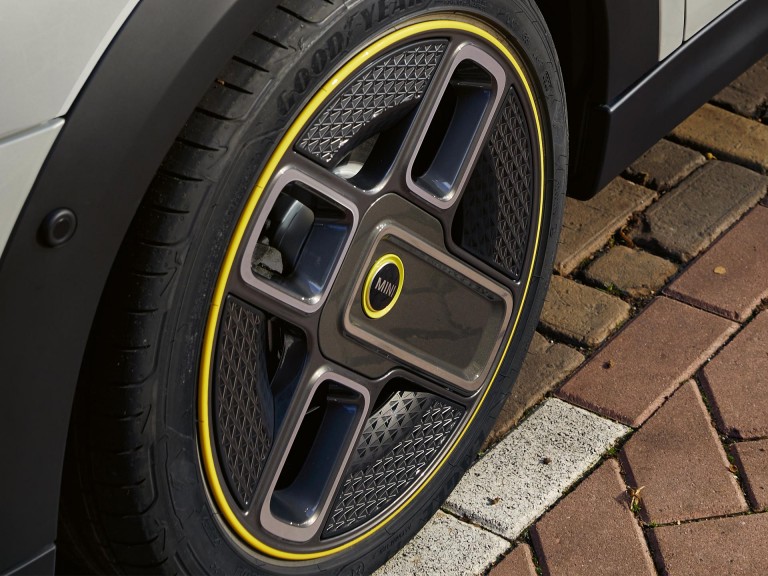 MINI Cooper SE cu 3 uşi – jante de 17” – spiţe cu un design spectaculos 