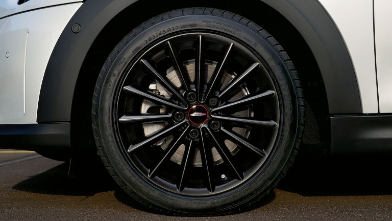 MINI Cooper SE cu 3 uşi – Jante JCW Multi-spoke de 17” – Jet Black mat
