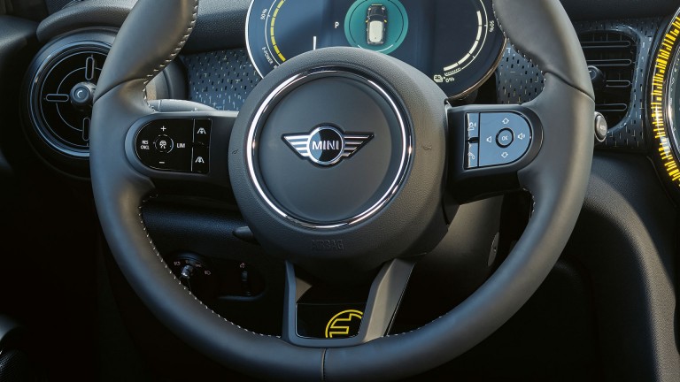 MINI Cooper SE cu 3 uşi – volan – piele Nappa