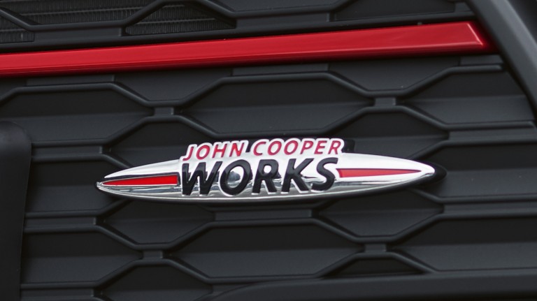 MINI John Cooper Works Clubman – grilă frontală – emblemă JCW