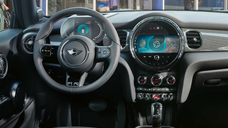 MINI Hatch cu 3 uşi – habitaclu – pachete tehnologice şi pentru confort