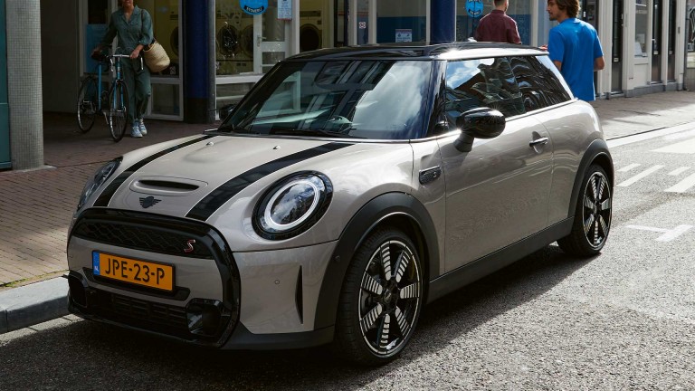 MINI Hatch cu 3 uşi – Imagine din partea frontală în albastru şi alb – comparaţie între modele 