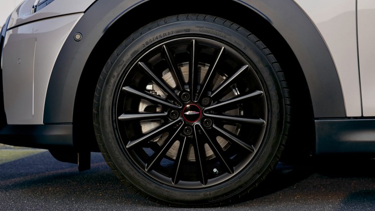 MINI Hatch cu 3 uşi – Jante JCW Multi-spoke de 17” – Negru mat