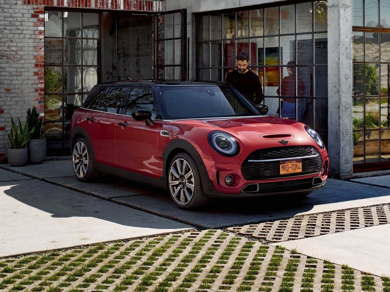 MINI Clubman – roşu şi negru – şase portiere