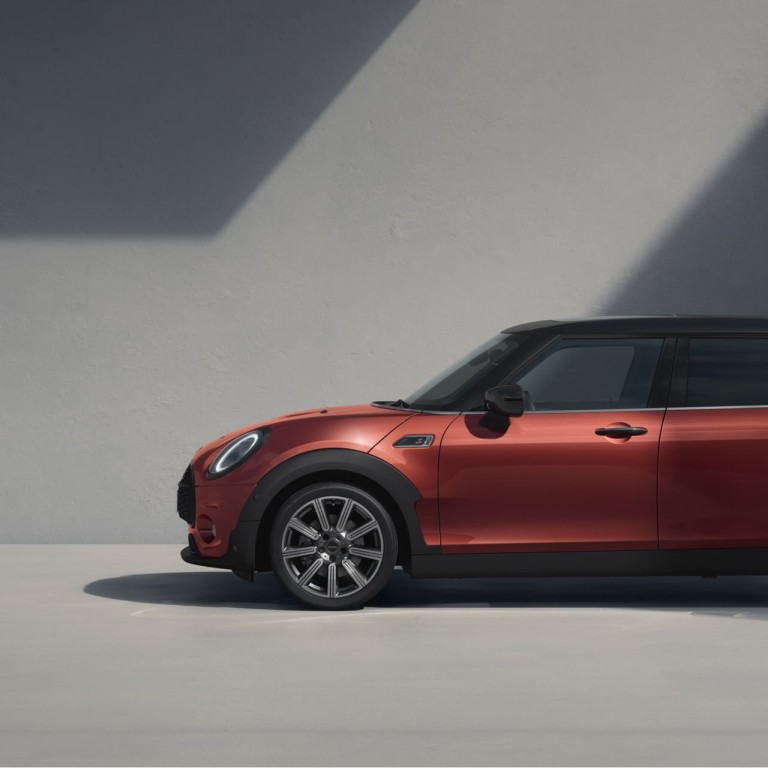 MINI Clubman – Imagine din partea laterală – roşu şi negru 