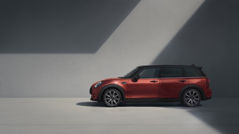 MINI Clubman – Imagine din partea laterală – roşu şi negru 