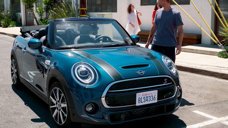 MINI Cabrio „Sidewalk Edition” – albastru şi negru – imagine cu partea frontală
