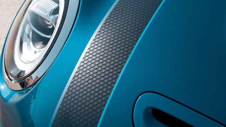 MINI Cabrio „Sidewalk Edition” – linii pe capotă – albastru şi negru