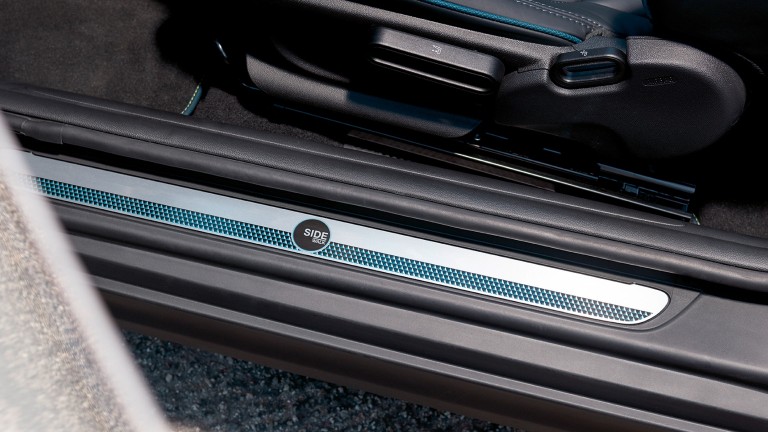 MINI Cabrio „Sidewalk Edition” – benzi pentru pragurile portierelor – emblemă