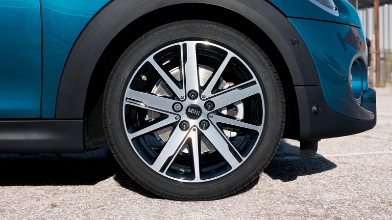 MINI Cabrio „Sidewalk Edition” – jante din aliaj uşor de 17” – în două nuanţe