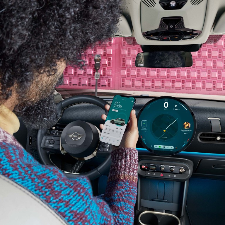 MINI Cooper cu 3 uşi - mozaic - experienţa digitală